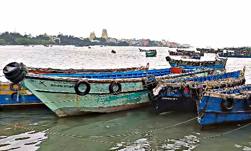 பலத்த காற்று வீசுவதால் கடலுக்கு செல்ல தடை: ராமேசுவரம் மீனவர்கள் வாழ்வாதாரம் பாதிப்பு