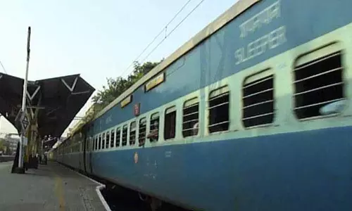 என்ஜின் கோளாறால் ரெயில்கள் நடு வழியில் நிறுத்தம்