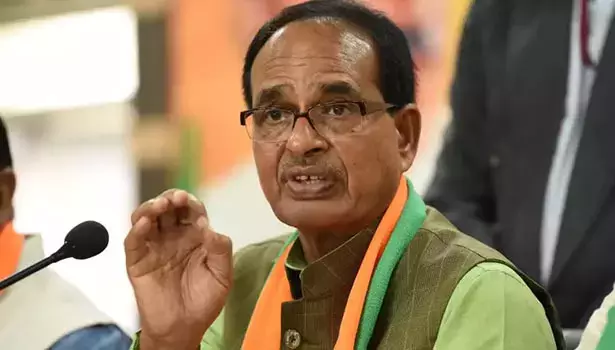 எங்கும் போகமாட்டேன்: பெண் தொண்டர்களுக்கு ஆறுதல் கூறிய முன்னாள் முதல் மந்திரி