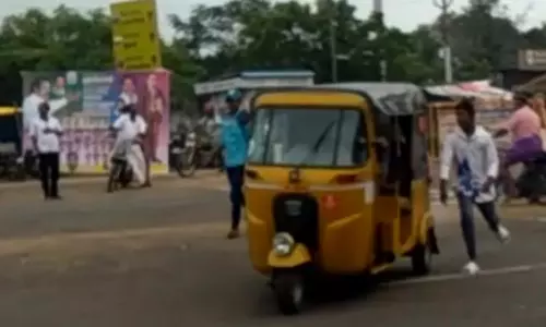 கத்தியை காட்டி பயணிகளிடம் ரகளை- 3 பேரை பிடித்து போலீசார் விசாரணை