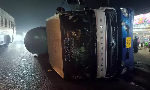 கண்டெய்னர் லாரி சாலையில் கவிழ்ந்து விபத்து- சி.சி.டி.வி. காட்சிகள் வெளியாகி பரபரப்பு