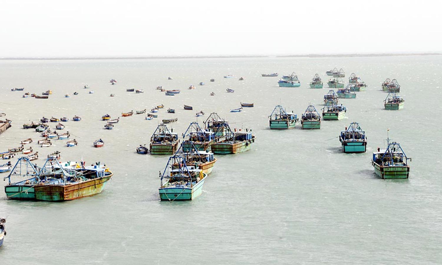 வங்க கடலில் பலத்த சூறைக்காற்று- மீனவர்கள் கடலுக்கு செல்ல தடை