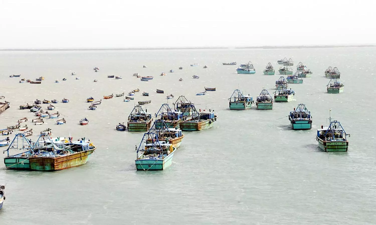 வங்க கடலில் பலத்த சூறைக்காற்று- மீனவர்கள் கடலுக்கு செல்ல தடை வங்க கடலில் பலத்த சூறைக்காற்று- மீனவர்கள் கடலுக்கு செல்ல தடை