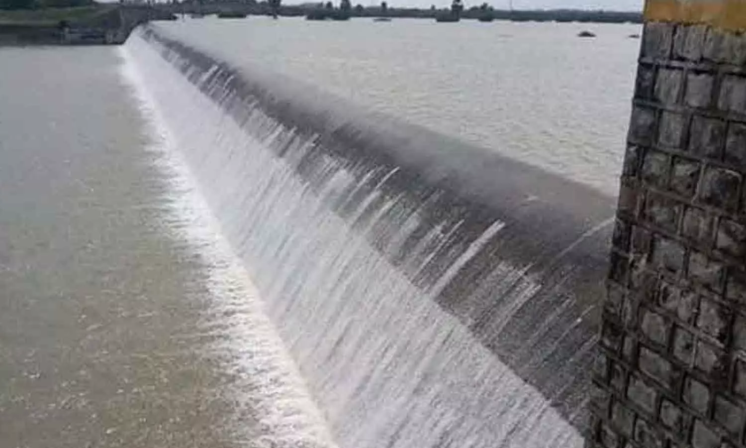 கனமழையால் வெள்ளப்பெருக்கு: சொரிமுத்து அய்யனார் கோவில்-நம்பி கோவிலுக்கு செல்ல தடை கனமழையால் வெள்ளப்பெருக்கு: சொரிமுத்து அய்யனார் கோவில்-நம்பி கோவிலுக்கு செல்ல தடை