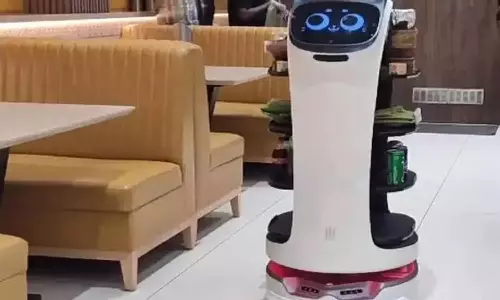 ஓட்டலில் உணவு விநியோகிக்கும் பணியில் ரோபோ