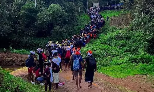 பம்பை, நிலக்கல்லில் அலைமோதும் கூட்டம்- சபரிமலைக்கு புல்மேடு வழியாக பக்தர்கள் நடைபயணம்