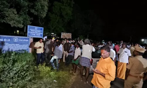 உப்பாறு அணையில் கால்நடைகளுடன் குடியேறி பொதுமக்கள் போராட்டம்