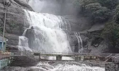 குற்றாலம் அருவிகளில் கடும் வெள்ளப்பெருக்கு: சுற்றுலா பயணிகள் குளிக்க தடை