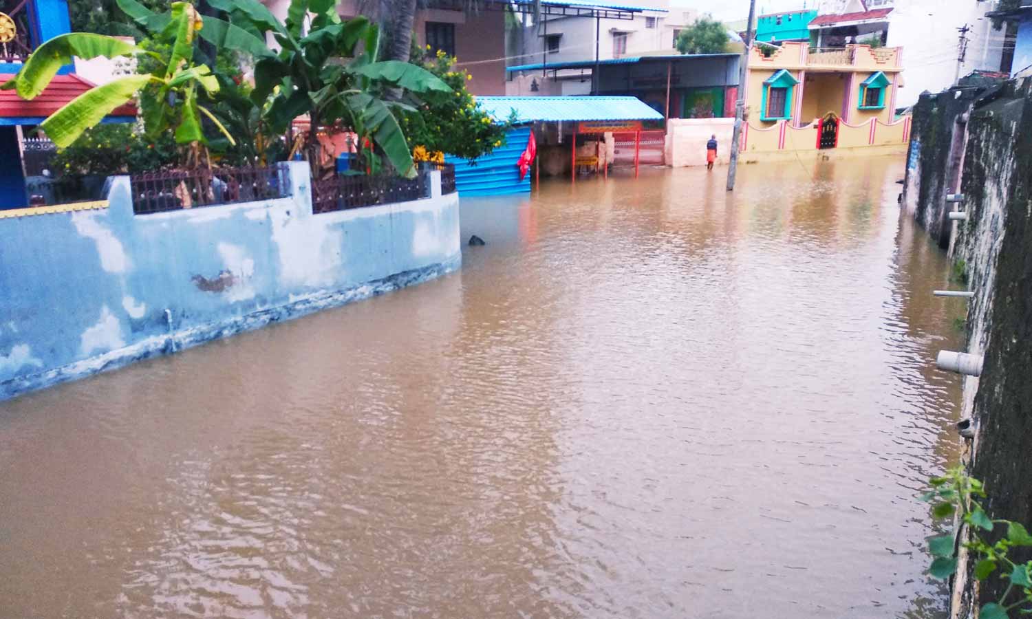 வெள்ளத்தில் மிதக்கும் தென்மாவட்டங்கள்... மக்களின் இயல்பு வாழ்க்கை அடியோடு முடங்கியது