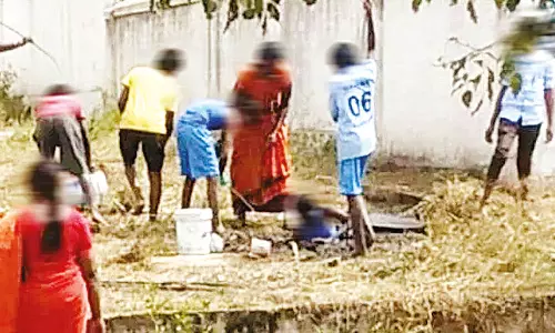 பள்ளி மாணவர்களை கழிவறை தொட்டியை சுத்தம் செய்ய வைத்த தலைமை ஆசிரியர் உள்பட 2 பேர் கைது