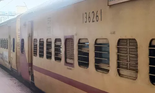 தொடர் மழை- சென்னையில் இருந்து வந்த ரெயில்கள் தாமதமாக புறப்பட்டு சென்றன