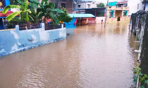 வெள்ளத்தில் மிதக்கும் தென்மாவட்டங்கள்... மக்களின் இயல்பு வாழ்க்கை அடியோடு முடங்கியது