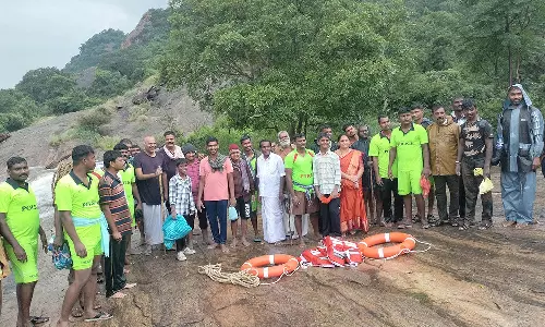 சதுரகிரியில் 200 பக்தர்கள் சிக்கி தவிப்பு: விருதுநகர் மாவட்டத்தில் 2-வது நாளாக கொட்டி தீர்க்கும் கனமழை