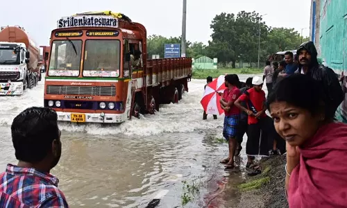 தொகுதியில் வெள்ளம் பாதித்த பகுதிகளை பார்வையிட்டார் கனிமொழி