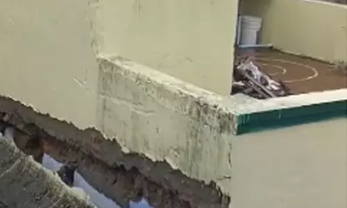 வெள்ளத்தில் இடிந்து விழுந்த வீடு- உரிமையாளர் கதறல்