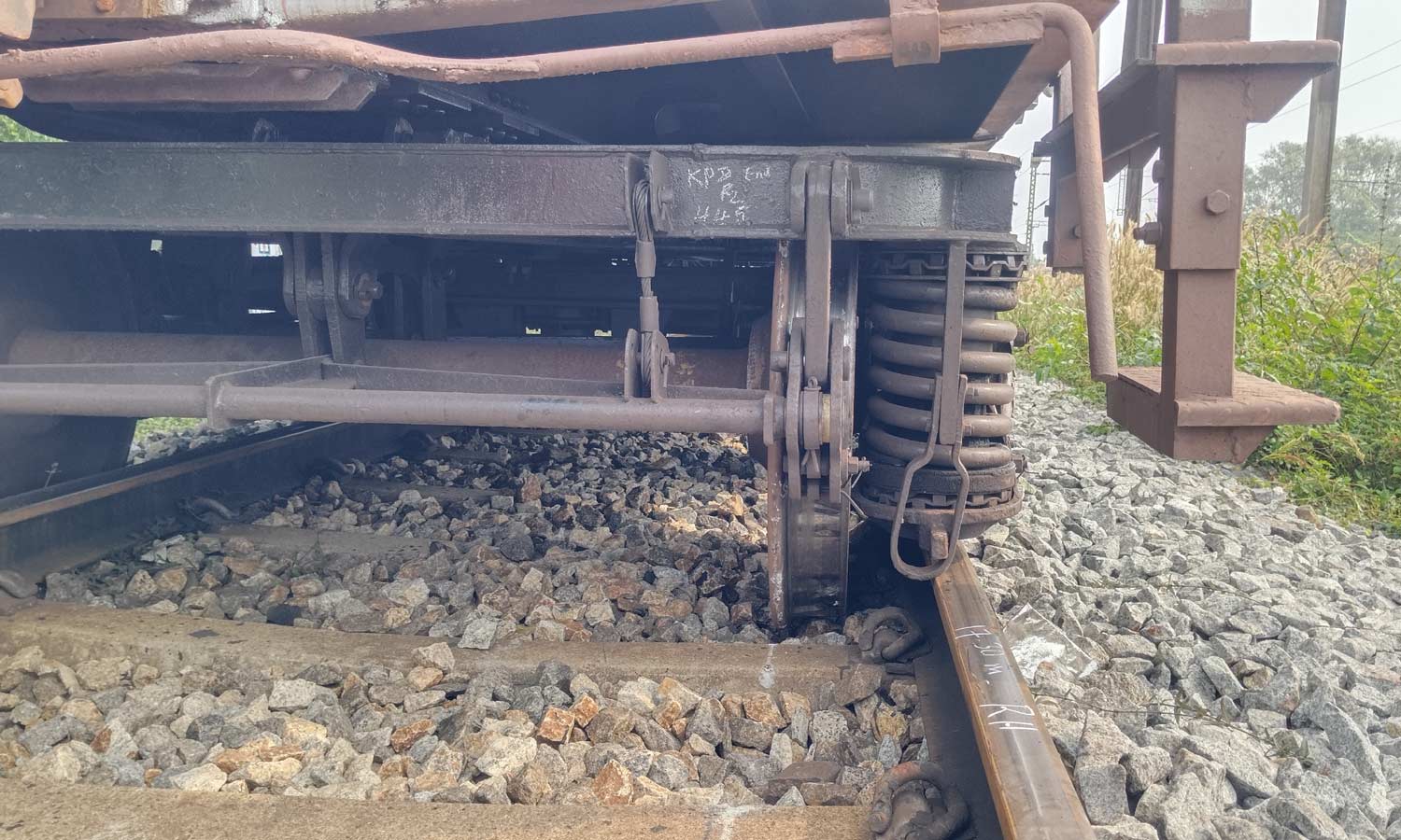 அரக்கோணம் அருகே சரக்கு ரெயில் தடம் புரண்டது