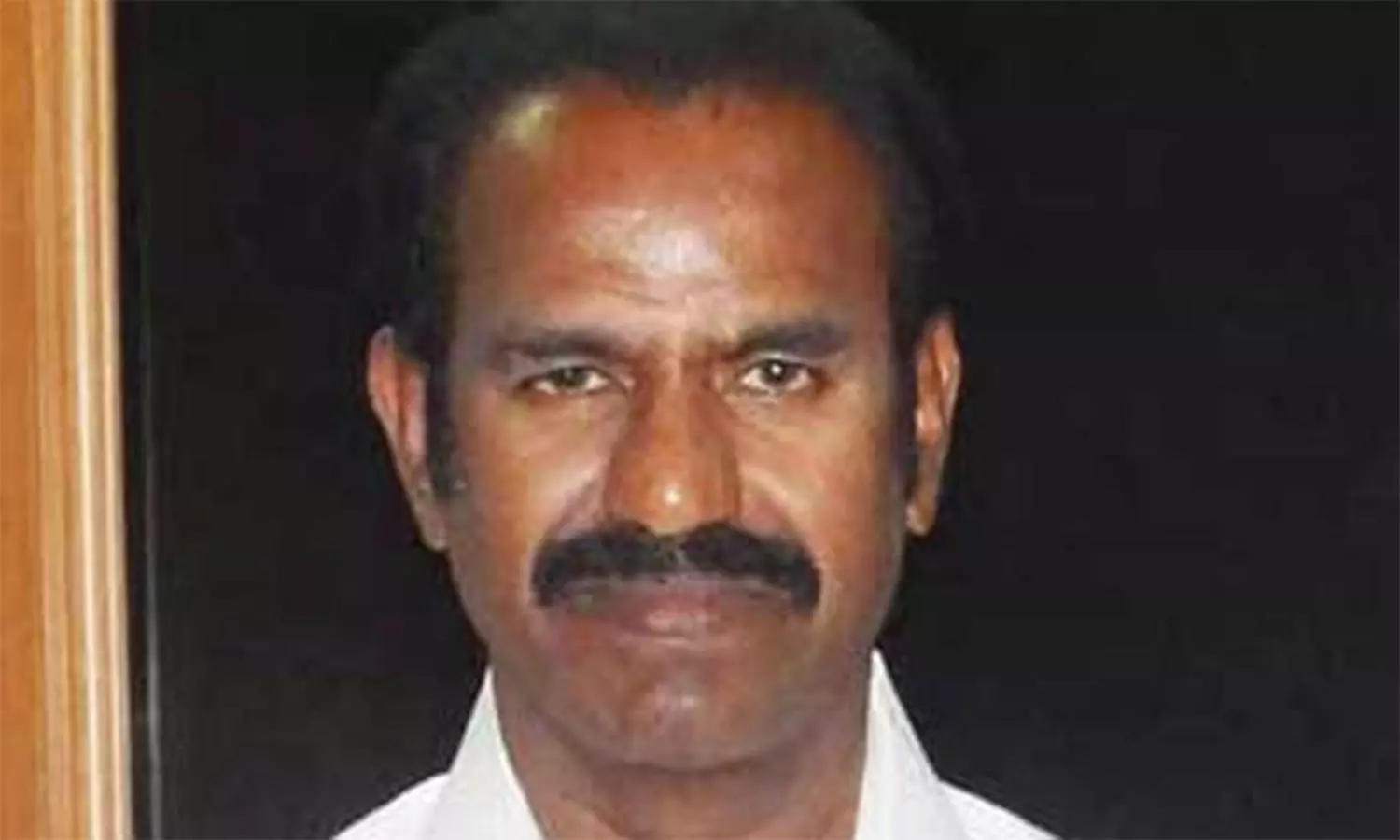 மக்களுக்கு அத்தியாவசிய பொருட்கள் கிடைக்க அரசு நடவடிக்கை எடுக்க வேண்டும்