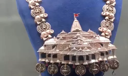 5 ஆயிரம் அமெரிக்க வைர கற்களை கொண்டு வடிவமைக்கப்பட்ட ராமர் கோவில் வடிவிலான நெக்லஸ்