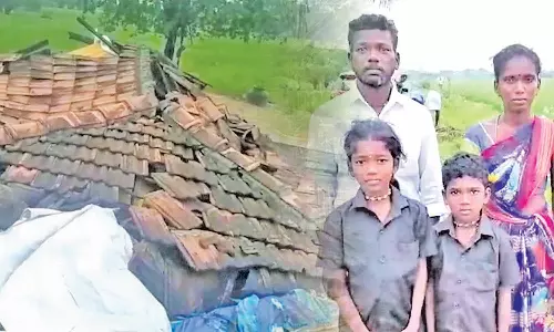 கனமழையால் ஓட்டு வீடு இடிந்து விழுந்தது- மயிரிழையில் உயிர்தப்பிய குடும்பத்தினர்