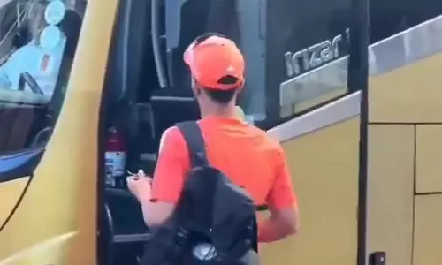 ருதுராஜ் பேருந்தில் ஏறும்போது மூடிய கதவு: மீம்ஸ் செய்த நெட்டிசன்கள்