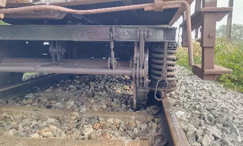 அரக்கோணம் அருகே சரக்கு ரெயில் தடம் புரண்டது