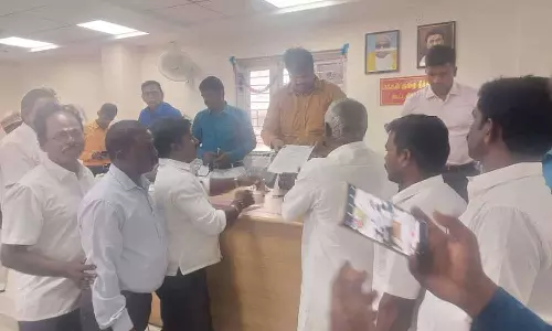 பழவேற்காடு கடலில் எண்ணெய் கழிவு: நிவாரண உதவி கேட்டு 33 மீனவ கிராம மக்கள் கலெக்டரிடம் மனு