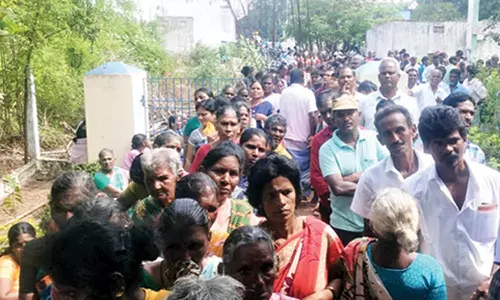 கியாஸ் நிறுவனத்தில் ஒரே நேரத்தில் ஆயிரம் பேர் குவிந்ததால் தள்ளுமுள்ளு- 10 பேர் மயக்கம்