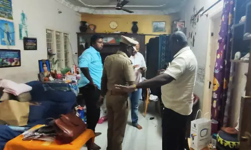 ஆசிரியர்-காவலாளி வீட்டில் நகை, பணம் கொள்ளை