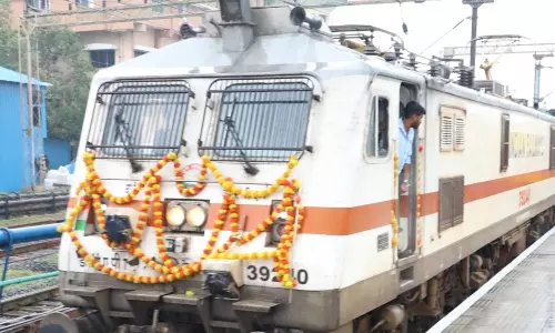 காஞ்சிபுரத்தில் காசி தமிழ்ச்சங்க ரெயிலுக்கு பொதுமக்கள் வரவேற்பு