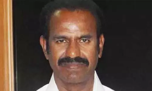 மக்களுக்கு அத்தியாவசிய பொருட்கள் கிடைக்க அரசு நடவடிக்கை எடுக்க வேண்டும்