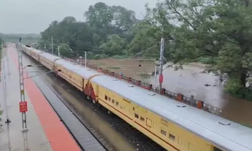 செந்தூர் எக்ஸ்பிரஸ் ரெயில் முன் எச்சரிக்கையுடன் நிறுத்தப்பட்டதால் 800 பேர் உயிர் தப்பினார்கள்