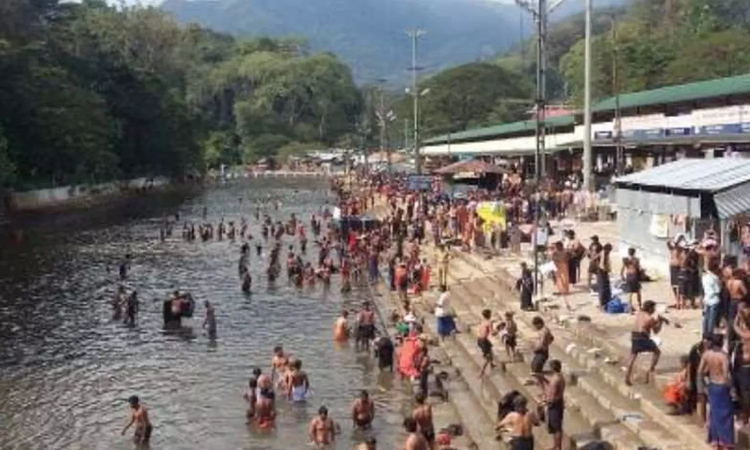 தொடர்ந்து கலக்கும் கழிவு நீரால் தூய்மையை இழக்கும் பம்பை