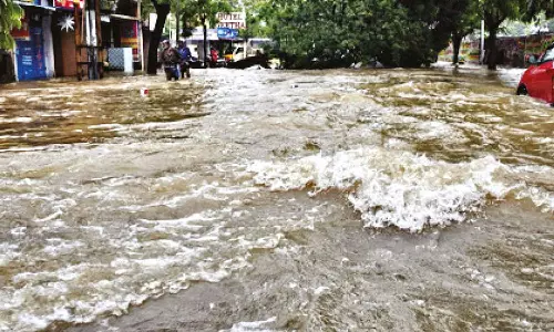 நெல்லை மாவட்டத்தில் மழை வெள்ளத்தில் சிக்கி இதுவரை 10 பேர் பலி