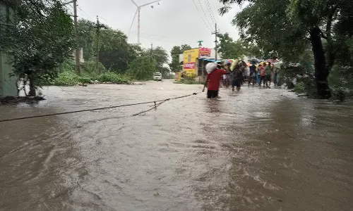 குளங்கள் உடைப்பால் வீடுகளை சூழ்ந்த வெள்ளம்- 35 வீடுகள் இடிந்தன