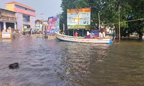 4-வது நாளாக இயல்பு வாழ்க்கை பாதிப்பு: படகுகள் மூலம் மக்களை மீட்கும் பணி தீவிரம்