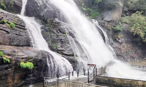 குற்றாலம் அருவிகளில் வெள்ளப்பெருக்கு குறைந்தது: ஐந்தருவியில் மட்டும் குளிக்க அனுமதி