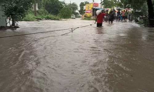 3 நாட்களாக வெள்ளத்தில் சிக்கியிருந்த அமைச்சர் மீட்பு