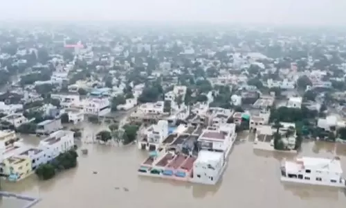 பெருமழை வெள்ளத்தால் 4-வது நாளாக அவதி: காயல்பட்டினம், புன்னக்காயலில் பொதுமக்கள் தவிப்பு