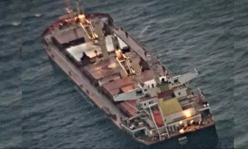 அரேபியன் கடலில் கடத்தப்பட்ட கப்பலில் இருந்து மாலுமியை மீட்ட இந்திய கடற்படை