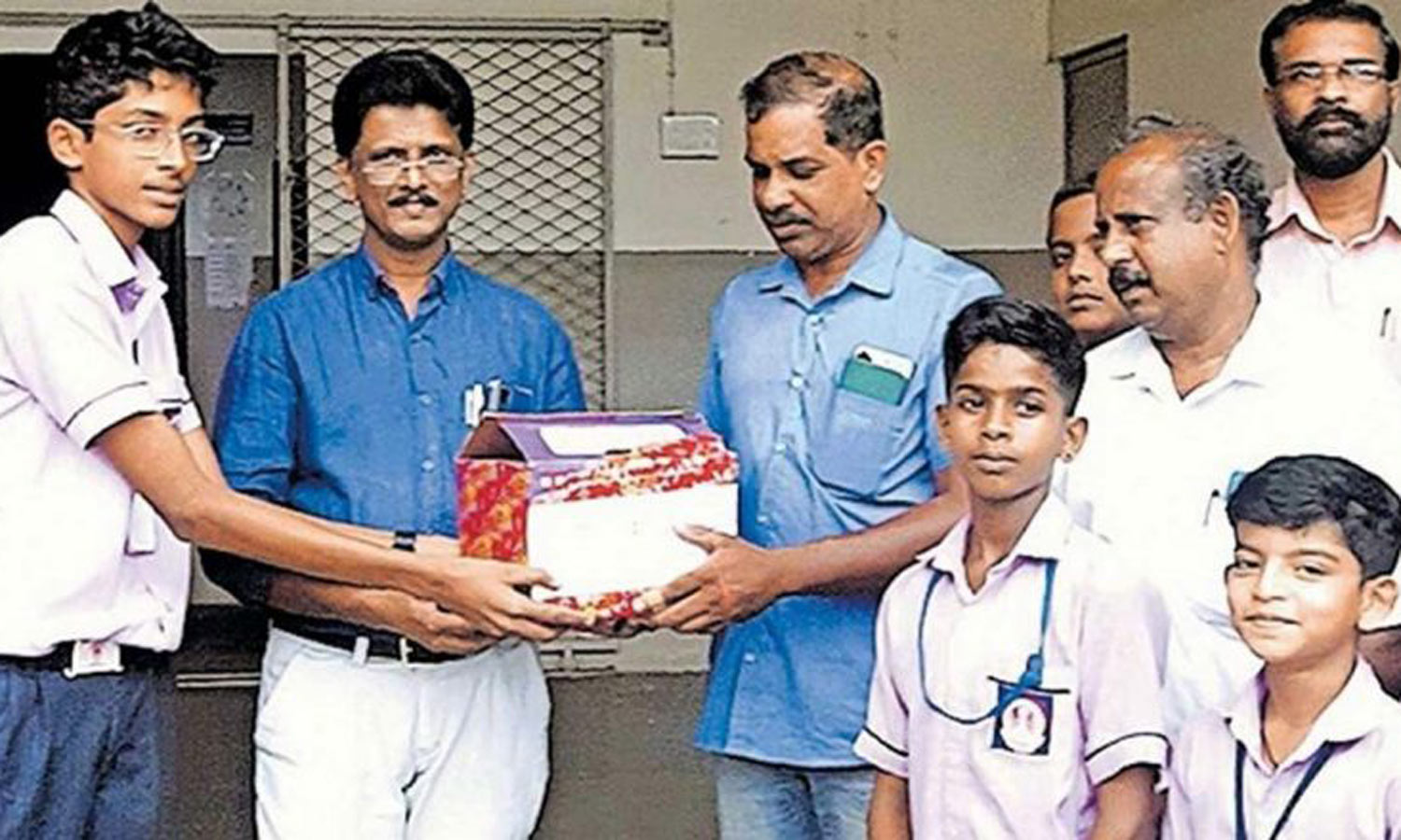 ஏலத்துக்கு வந்த பள்ளி தோழியின் வீட்டை மீட்டுக்கொடுத்த மாணவர்கள்