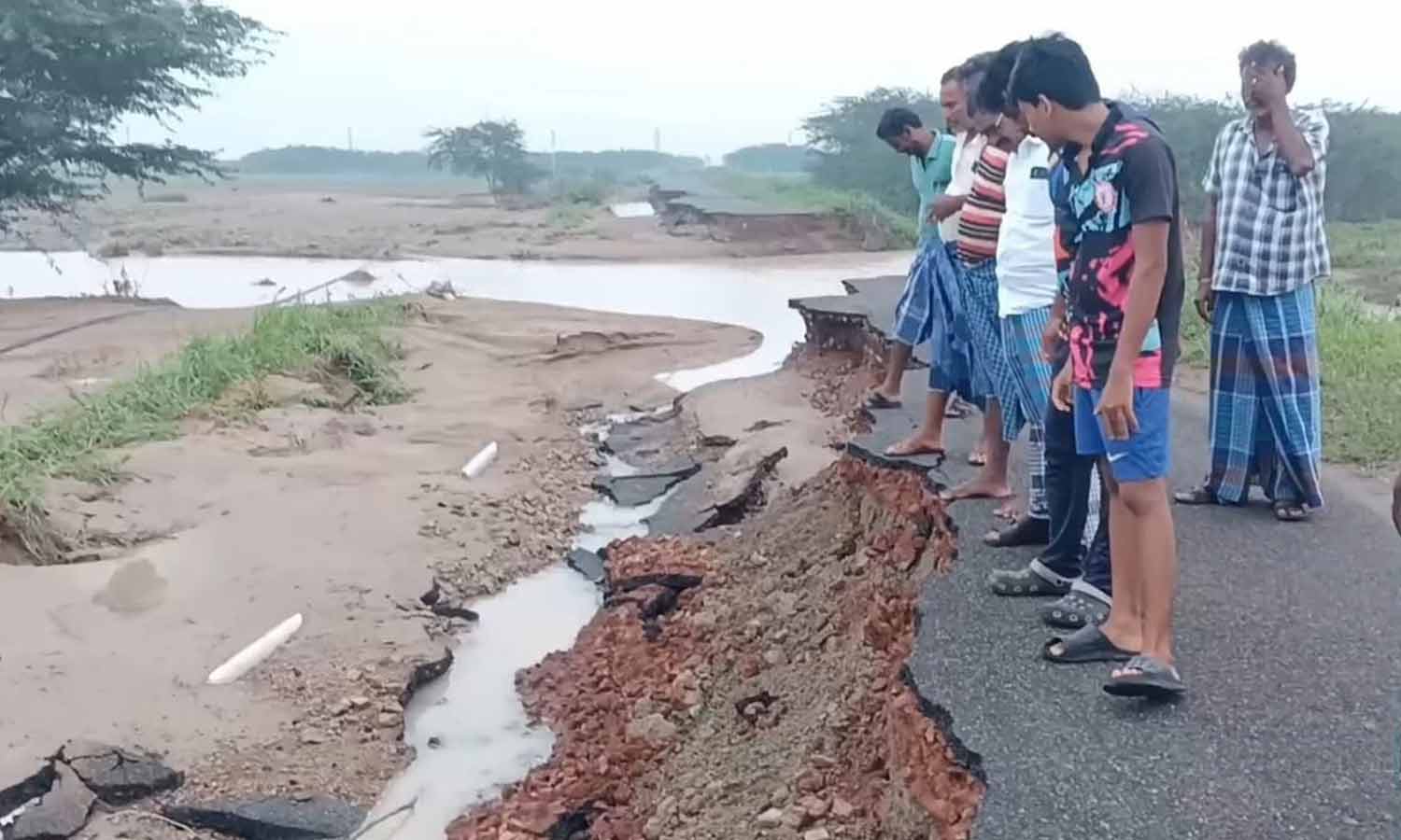 காட்டாற்று வெள்ளத்தில் அடித்து செல்லப்பட்ட 150 மீட்டர் சாலை- பல கிலோ மீட்டர் சுற்றி செல்வதாக பொதுமக்கள் புகார்