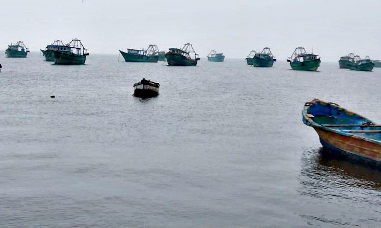 நெல்லை, தூத்துக்குடியில் வெள்ள பாதிப்பால் தொண்டியில் ஆழ்கடல் மீன்பிடி தொழில் முடங்கியது