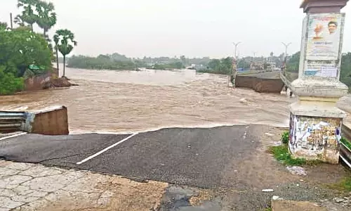 ஏரல் ஆற்றுப்பாலம் வெள்ளத்தில் அடித்துச்செல்லப்பட்டது