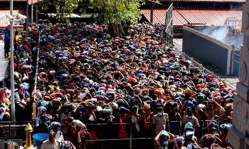 சபரிமலையில் 16 மணி நேரம் வரிசையில் காத்திருந்து சாமி தரிசனம் செய்த பக்தர்கள்