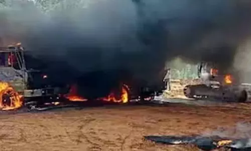 மாநில எல்லையில் அரசு பஸ்கள் உள்பட 5 வாகனங்களுக்கு தீ: நக்சலைட்டுகள் அட்டூழியம்