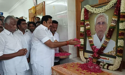 கே.பி.முனுசாமியின் தந்தை மறைவு: எடப்பாடி பழனிசாமி நேரில் ஆறுதல்