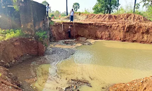 ஆயன்குளம் அதிசய கிணற்றில் விழுந்த மரக்கட்டைகள்-இரும்பு தகடுகள்: அப்புறப்படுத்த கோரிக்கை