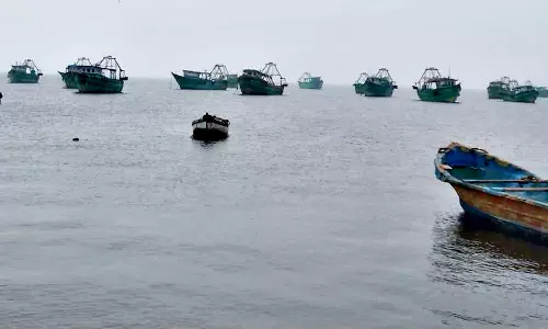 நெல்லை, தூத்துக்குடியில் வெள்ள பாதிப்பால் தொண்டியில் ஆழ்கடல் மீன்பிடி தொழில் முடங்கியது