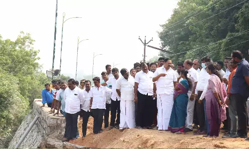 திருத்தணி மலைப்பாதையில் மண்சரிவு ஏற்பட்ட இடத்தில் சீரமைப்பு பணிகள் தீவிரம்- அமைச்சர், கலெக்டர் ஆய்வு