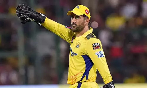 ஆர்.சி.பி.-க்கு கோப்பை வாங்கி கொடுப்பீர்களா?- ரசிகரின் கேள்விக்கு தோனியின் பதில்....